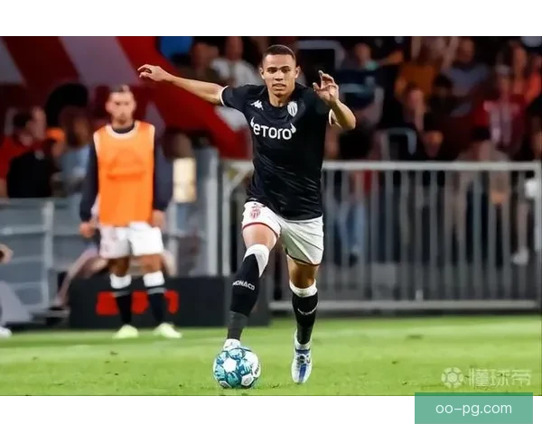 万德松在摩纳哥右路表现亮眼频频突破防线